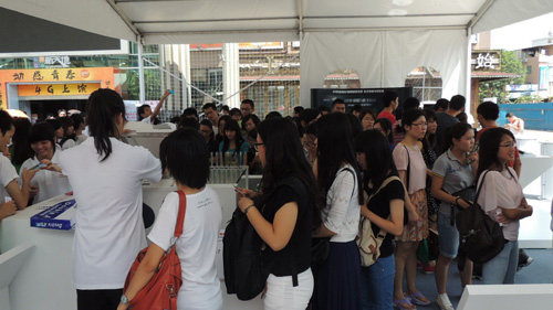 現場(chǎng)東芝展示最新科技產(chǎn)品，吸引了眾多參觀(guān)者的關(guān)注