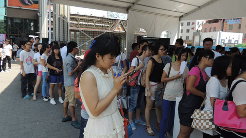 互動(dòng)游戲區人頭攢動(dòng)，大家熱情參與，長(cháng)隊一直排到場(chǎng)館外